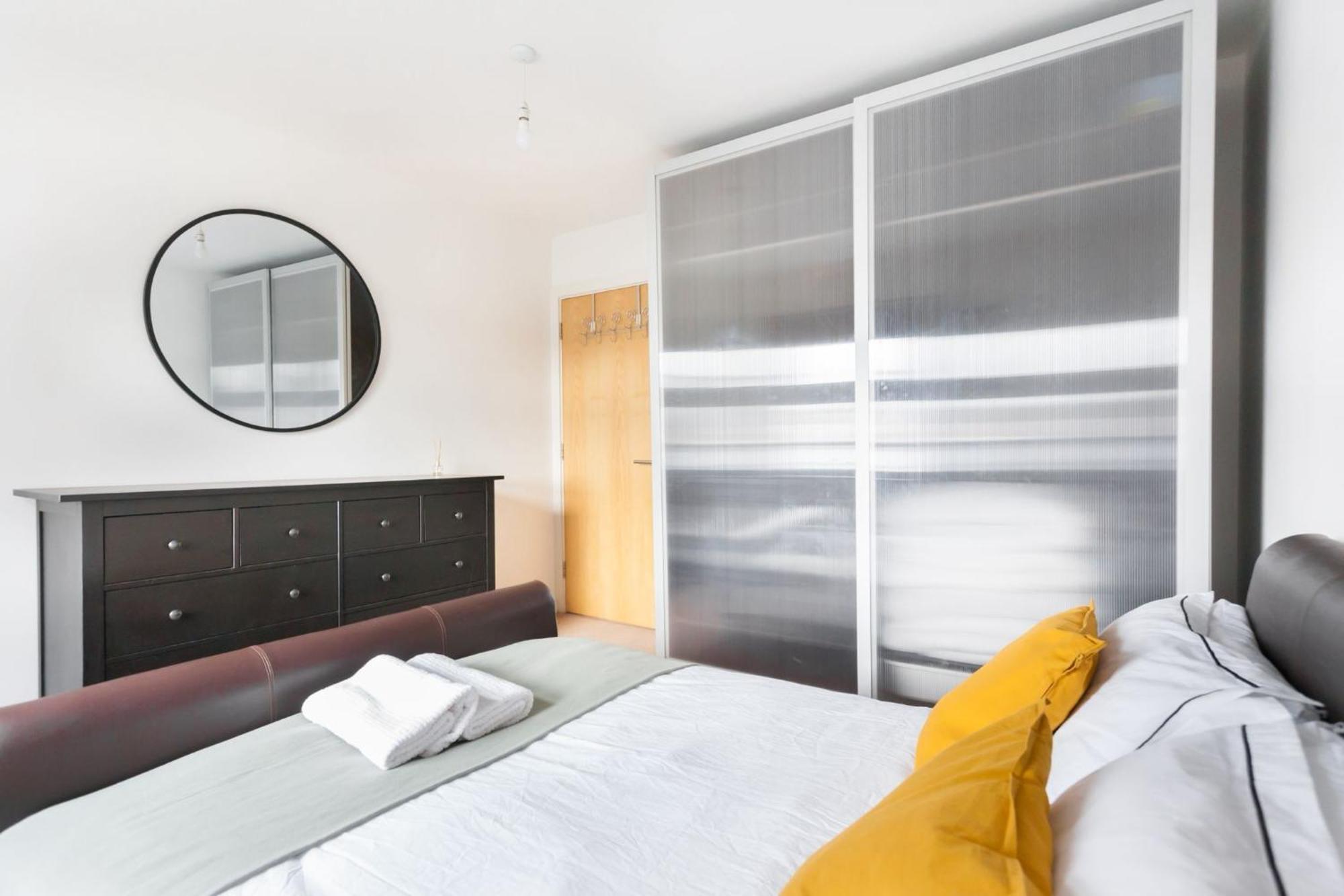 Spacious 2 Bedroom In Near Tube
