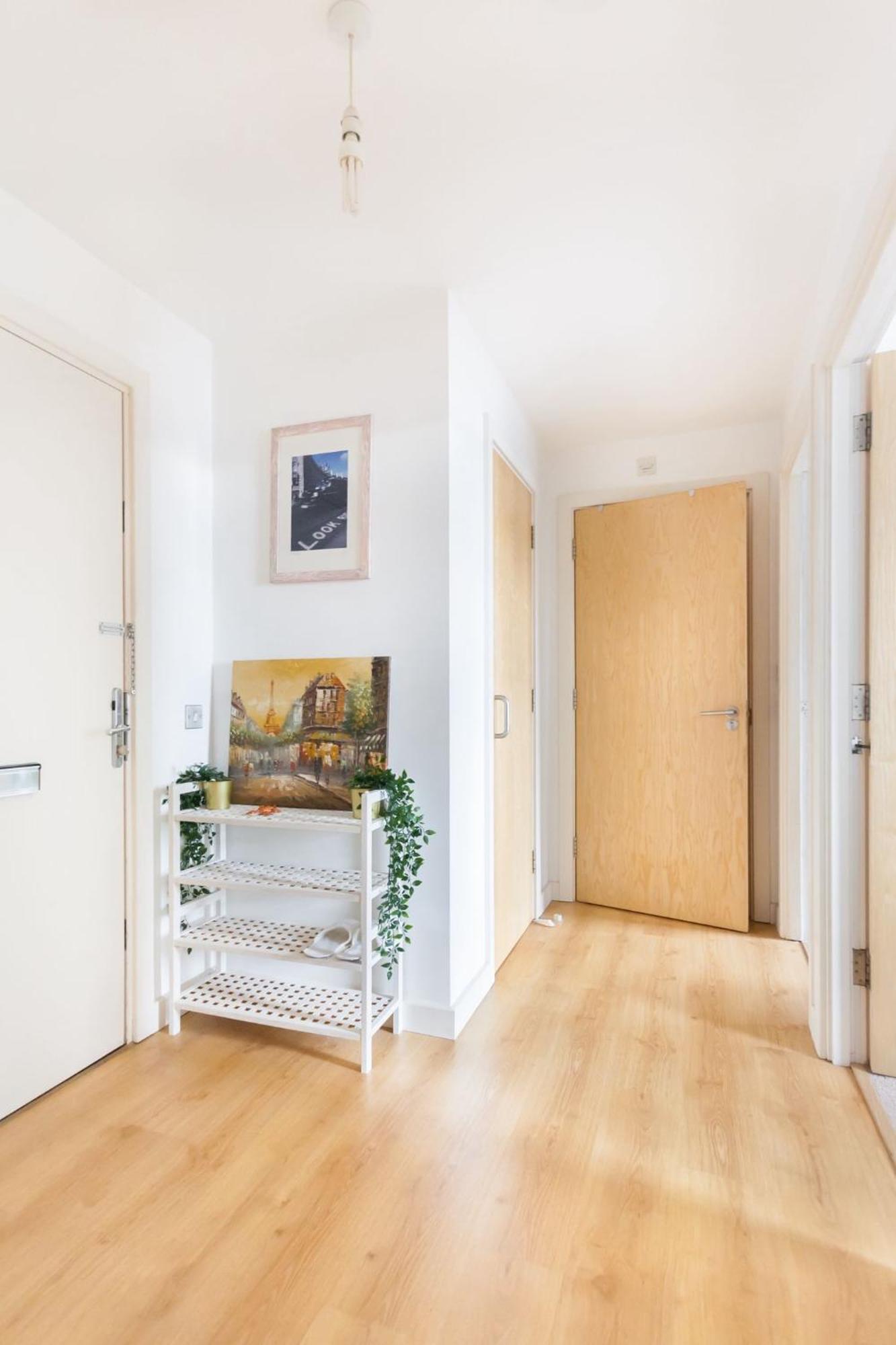 Spacious 2 Bedroom In Near Tube Apartment *